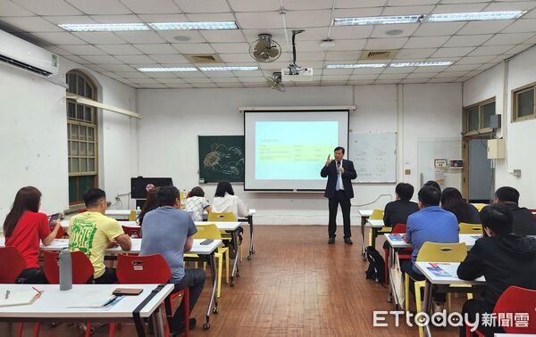 ▲成功大學高階管理顧問班開課，王正坤醫師分享策略管理實務。（記者林東良翻攝，下同）