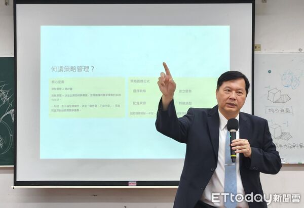 ▲成功大學高階管理顧問班開課，王正坤醫師分享策略管理實務。（記者林東良翻攝，下同）