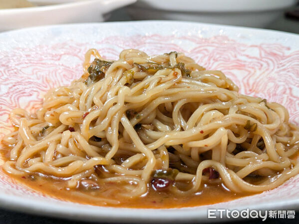 ▲名廚林明健打造港式養生煲湯品牌「好好養湯」進駐春大直。（圖／記者黃士原攝）