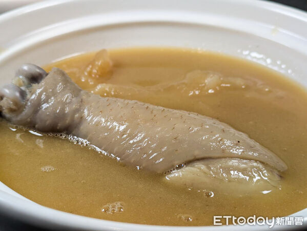 ▲名廚林明健打造港式養生煲湯品牌「好好養湯」進駐春大直。（圖／記者黃士原攝）