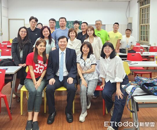 ▲成功大學高階管理顧問班開課，王正坤醫師分享策略管理實務。（記者林東良翻攝，下同）