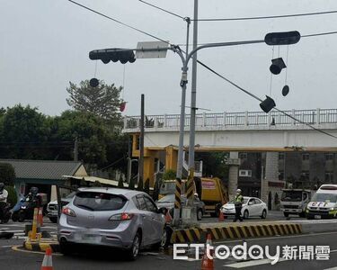 男子猛衝號誌桿再掃機車　女騎士待轉挨撞送醫