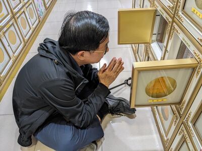 陳水扁清明坐地上祭拜父母！「不這樣他們聽不到」照片震撼21萬人