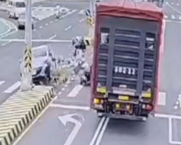 彰化女騎士待轉慘遭「大小車夾擊」噴飛　驚悚瞬間曝光