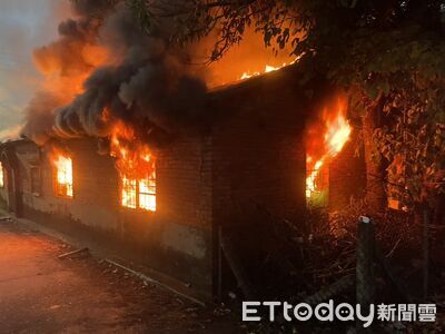 台南鹽水民宅大火！火舌竄窗「獨居老翁急逃」　警消出動28人救援