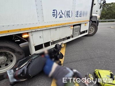 苗栗大貨車右轉…疑視線死角撞倒機車！女騎士受困慘斷腿