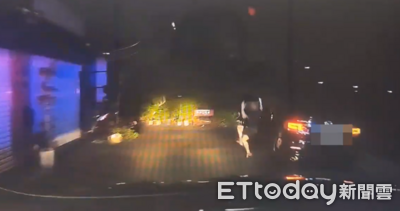拒檢狂逃開進死巷「油門一催」飛入田裡　赤腳男下車跑了警追緝中