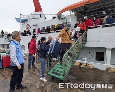 清明返鄉專船抵金門！副縣長赴料羅港迎接300鄉親