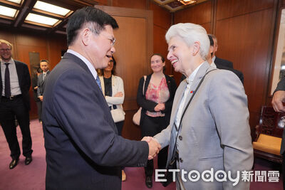 林佳龍晚宴歐洲議會團　議員看到鋼琴手癢秀琴技