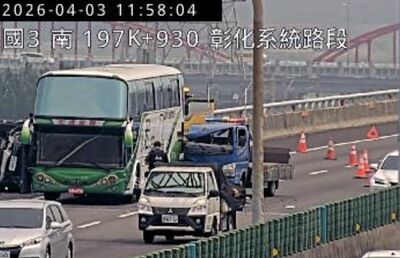 快訊／國3彰化段北向3車追撞！小客車翻覆　後方回堵1公里