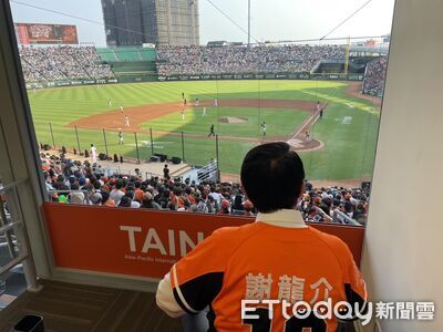 亞太球場攤商喊卡惹議　謝龍介提解方嗆黃偉哲：滿腦子是錢的大外行