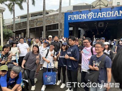 球迷瘋搶週邊排到中外野！10年鐵粉有感：富邦今年真的不一樣
