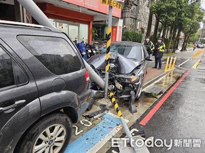 清明連假首日熬夜嗨玩！失神猛撞燈桿　BMW車頭爆爛慘變V字型