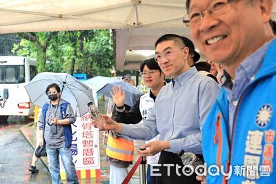 清明連假首日南榮公墓湧人潮　謝國樑籲搭接駁車紓解車潮