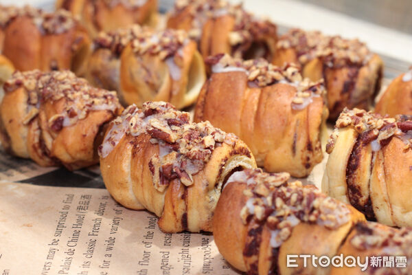 ▲君品經典肉桂捲快閃東森廣場K區地下街　。（圖／記者黃士原攝）