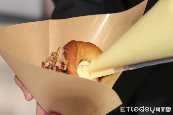 ▲君品經典肉桂捲快閃東森廣場K區地下街　。（圖／記者黃士原攝）