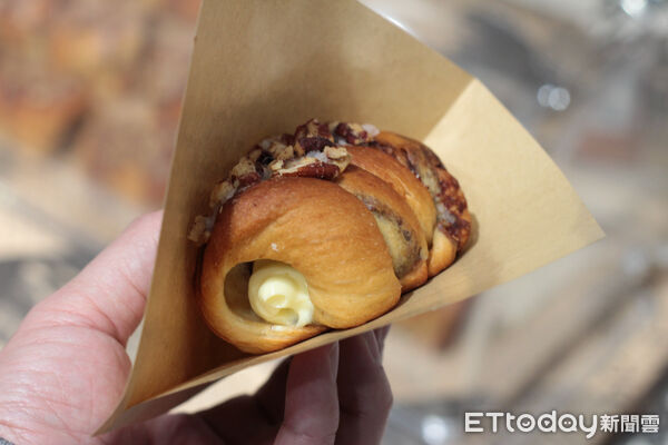 ▲君品經典肉桂捲快閃東森廣場K區地下街　。（圖／記者黃士原攝）