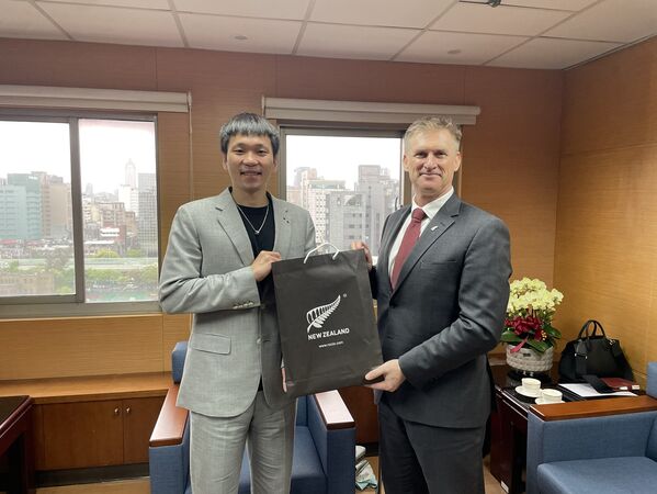 ▲紐西蘭商工辦事處代表梁思齊致贈紀念品予運動部李洋部長，展現雙方友好情誼、運動部李洋部長（中）、紐西蘭商工辦事處代表梁思齊（右1）及中華民國橄欖球協會邱廣研秘書長（左1）等人合影留念，象徵台紐運動交流持續推進。。（圖／運動部提供）