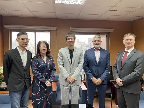 ▲紐西蘭商工辦事處代表梁思齊致贈紀念品予運動部李洋部長，展現雙方友好情誼、運動部李洋部長（中）、紐西蘭商工辦事處代表梁思齊（右1）及中華民國橄欖球協會邱廣研秘書長（左1）等人合影留念，象徵台紐運動交流持續推進。。（圖／運動部提供）