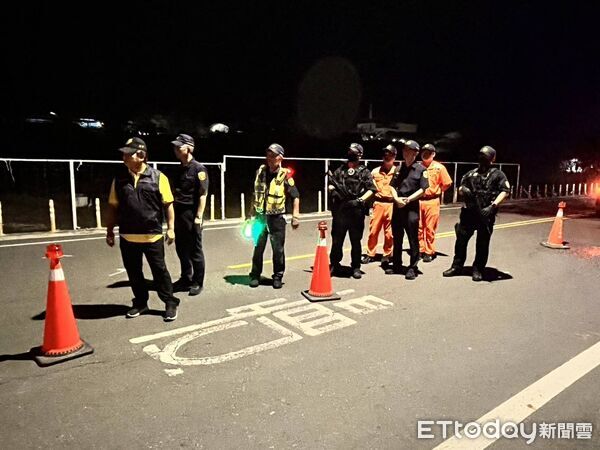 ▲東港警方小琉球執行臨檢勤務。（圖／記者陳崑福翻攝）