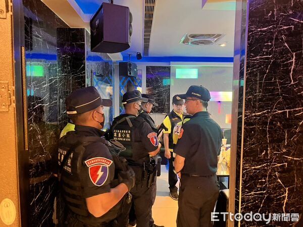▲東港警方小琉球執行臨檢勤務。（圖／記者陳崑福翻攝）