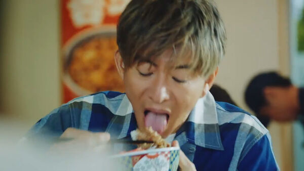 ▲▼木村拓哉吃牛丼「伸舌頭」被炎上！　日網戰翻。（圖／翻攝自X）