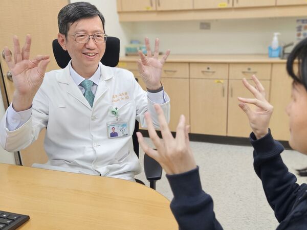 ▲▼葉篤學醫師表示，手部靈活度為瀨川氏症評估之重要指標，看診時會示範動作，並請民眾配合進行，以判斷其手部功能。（圖／北醫附醫提供）