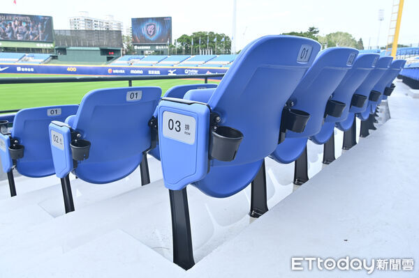 ▲▼富邦悍將於休季期間進行新莊棒球場設施更新升級，內野一般區全面換新為大巨蛋同等級座椅，外野也增設應援舞台。（圖／記者李毓康攝）