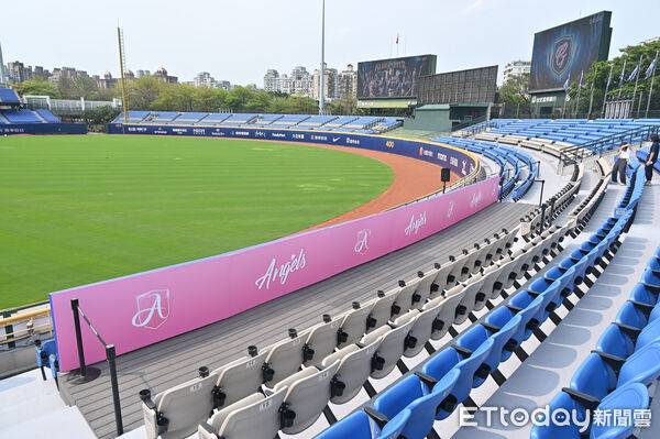 ▲▼富邦悍將於休季期間進行新莊棒球場設施更新升級，內野一般區全面換新為大巨蛋同等級座椅，外野也增設應援舞台。（圖／記者李毓康攝）