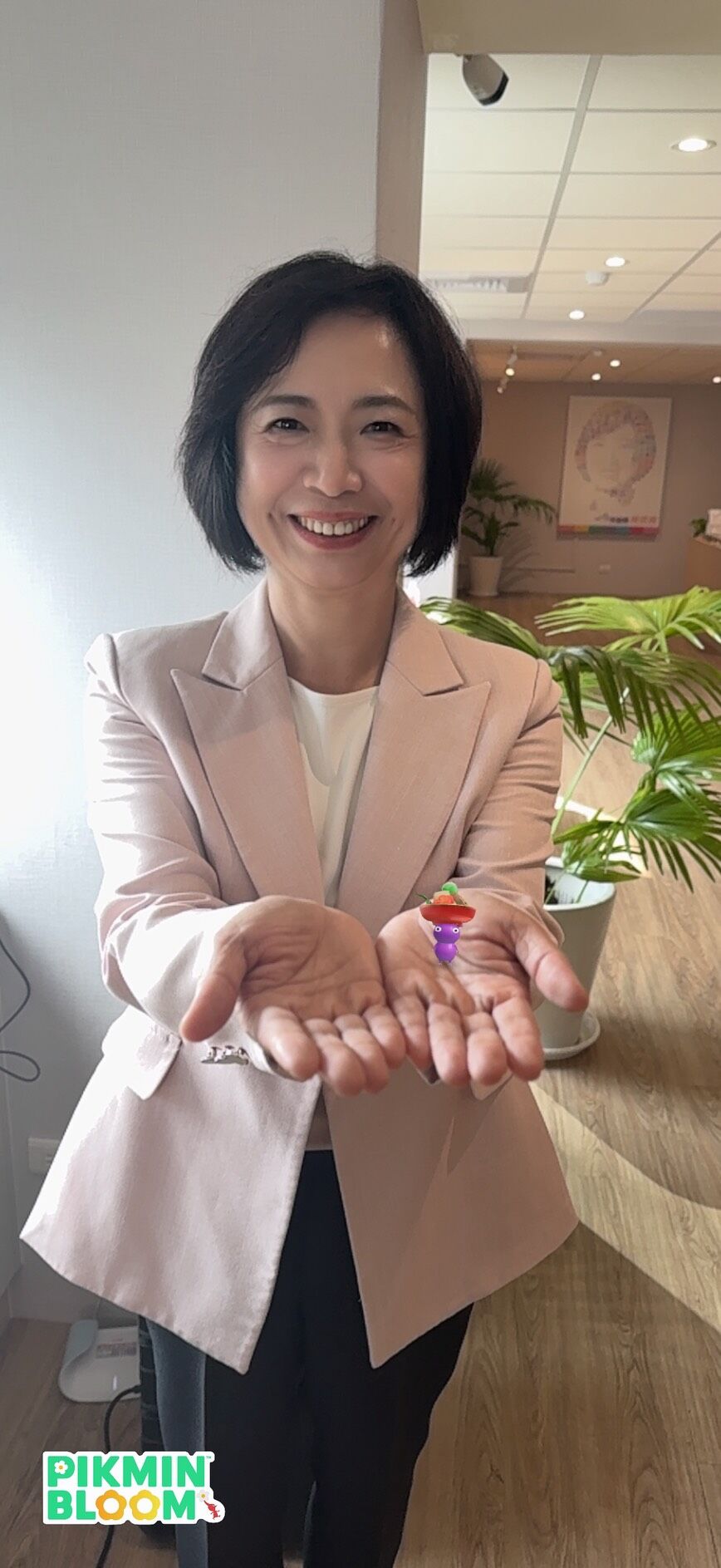 ▲▼民進黨立委、台中市長參選人何欣純玩皮克敏。（圖／何欣純辦公室提供）