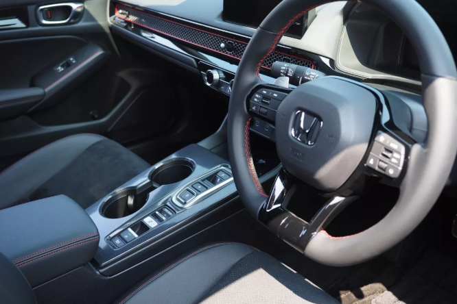 ▲HONDA改款新Civic現身日本！而且還是帥氣的RS運動款。（圖／翻攝自X@yanaidu0925）