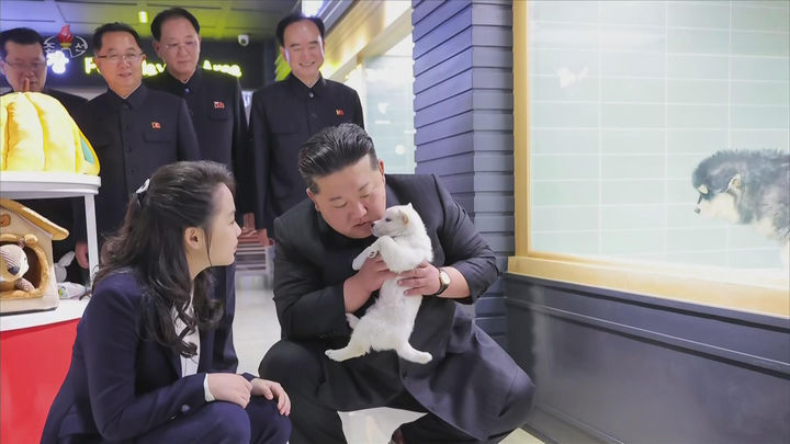 ▲▼朝鲜官媒公开金正恩、金主爱父女俩4日前往平壤和盛地区第4阶段区域商业设施的画面。 （图/翻摄自朝鲜中央电视台）