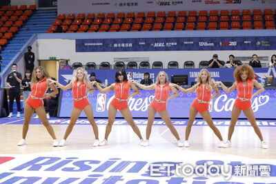 NBA未來之星場邊嬌點！太陽啦啦隊喝珍奶發現新大陸、讚《宇宙啦啦隊》貼心可愛