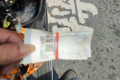 買午餐機車座墊驚見「500大鈔綑名片」　高市刑大：千萬別亂拿