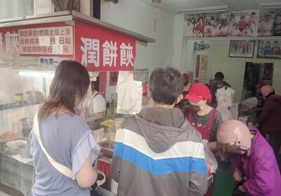 撐不住了！彰化70年潤餅名店小漲5元　連假首日仍見人龍