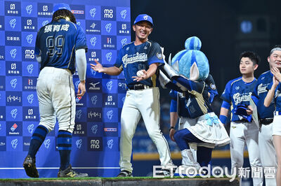 後藤主場首勝嗨翻！賽後被拱上台跳舞　張育成也笑了：多跳一點