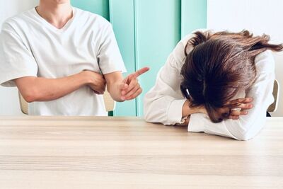 色公公偷瞄、婆婆酸「勾引」：用身體換業績　尪1句話壓垮婚姻