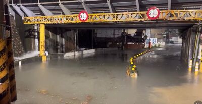 新竹地下道深夜淹水！　保全緊急「車身擋水」