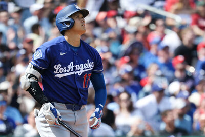 大谷翔平開轟後雙手合十望天　羅伯斯：或許有看不見的力量