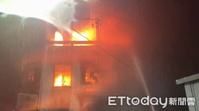 苗栗透天厝凌晨陷火海！堆滿回收雜物助長火勢　屋主驚醒逃生