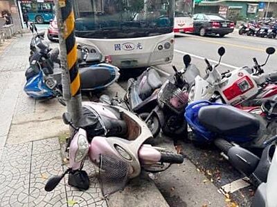 國光客運慘了！過彎超狠「驚險閃過對向機車」　下秒撞整排14車