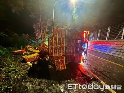 深夜大雨路滑！載雞車北宜公路失控翻覆　2人受困車內
