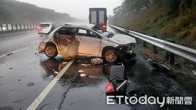 快訊／雨天路滑！國3苑裡自小客撞護欄「車體變形」　2人當場慘死