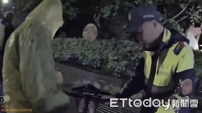 金門豪雨積水！老翁代步車拋錨受困　警冒雨推車化解危機