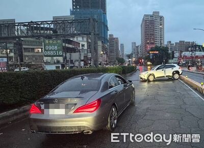 大雨看不清！休旅車擦撞分隔島「打橫路中」　賓士剎不住猛撞