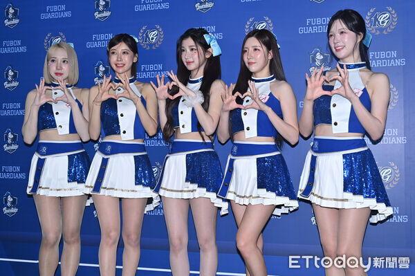 ▲▼富邦悍將今（3）日於新莊棒球場迎接2026年主場開幕戰，富邦啦啦隊「Fubon Angels」韓籍五本柱朴星垠（左起）、李雅英、李珠珢、南珉貞、李晧禎同台應援。（圖／記者李毓康攝）
