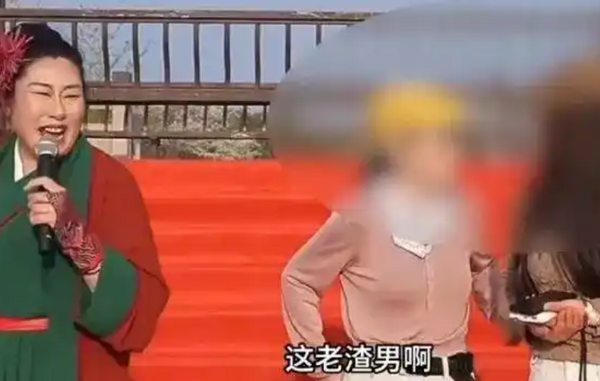 ▲▼ 大陸安徽某景區「王婆說媒」活動現場，51歲男子趁妻子上廁所去相親，被罵渣男            。（圖／翻攝 微博）