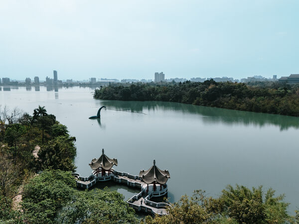 ▲▼高雄澄清湖出現尼斯湖水怪。（圖／翻攝自高雄市政府臉書專頁）