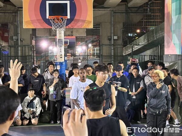 ▲NBA球星湯瑪斯來到台北鬥牛聖地新生橋下球場與球迷粉絲同樂。（圖／記者鄭遠龍攝）