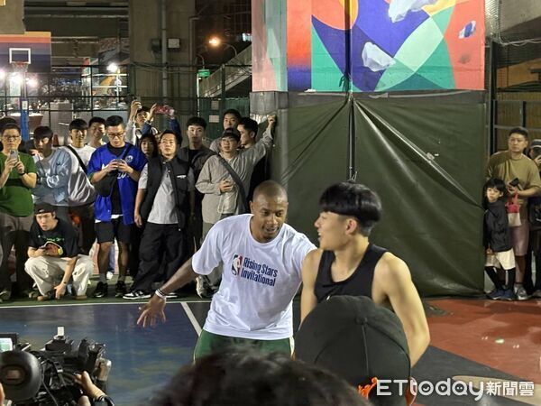 ▲NBA球星湯瑪斯來到台北鬥牛聖地新生橋下球場與球迷粉絲同樂。（圖／記者鄭遠龍攝）